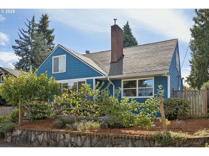 Property Photo:  26 NE Stafford St  OR 97211 