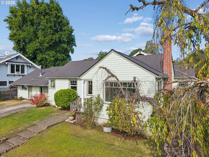 Property Photo:  4951 SE Salmon St  OR 97215 