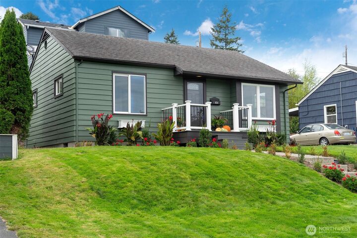 Property Photo: 1624 Pine Street WA 98201