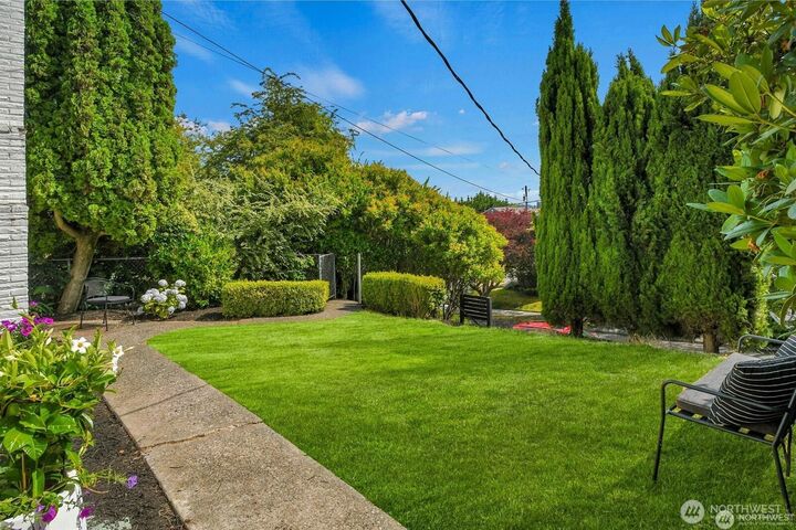 Property Photo:  2353  Federal Avenue E  WA 98102 