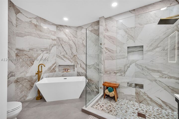 Property Photo: 200 NE 14th Ave 6 FL 33301