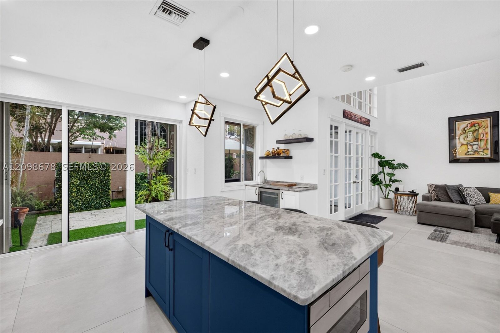 Property Photo:  200 NE 14th Ave 6  FL 33301 