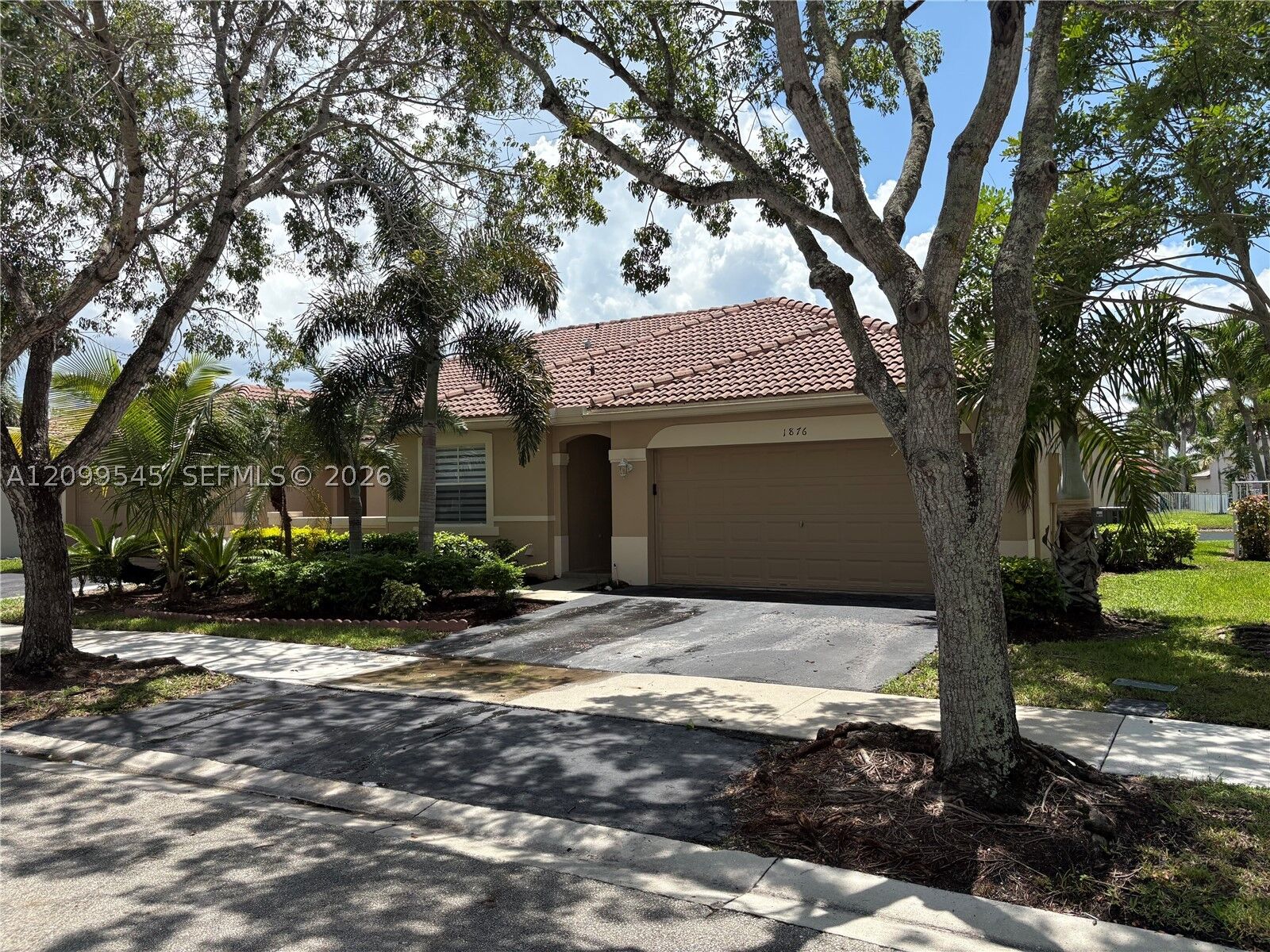 Property Photo:  1876 Andromeda Ln 1876  FL 33327 