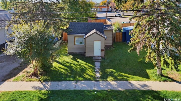 Property Photo:  915 23rd Street W  SK S7L 0S1 