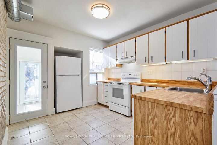 Property Photo:  927 Kingston Road 2nd Floor  ON M4E 1S6 
