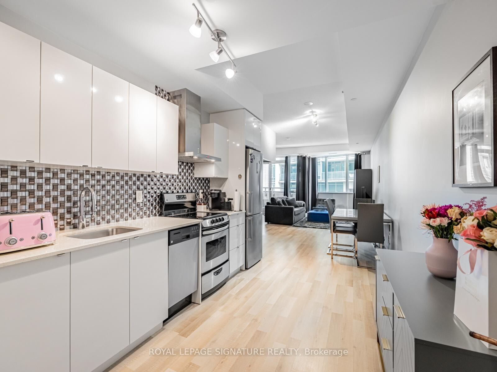 Property Photo: 51 East Liberty Street 202 ON M6K 3P8