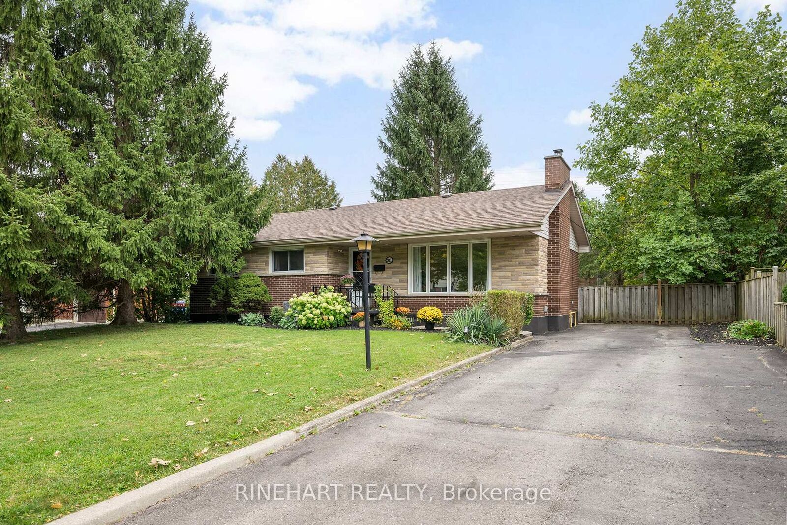 Photo de la propriété:  311 Burlington Crescent  ON N5Z 3G6 