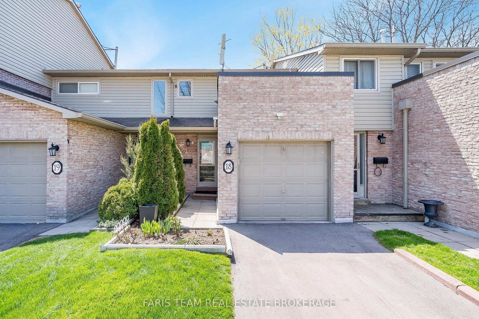 Photo de la propriété: 2075 Asta Drive 18 ON L5A 2T5