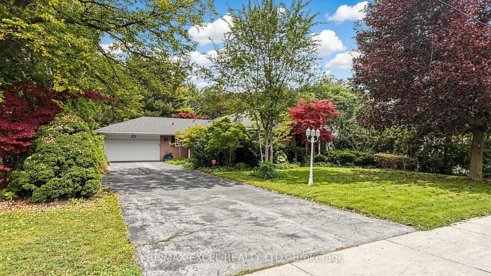 Property Photo:  131 Burbank Drive  ON M2K 1N6 