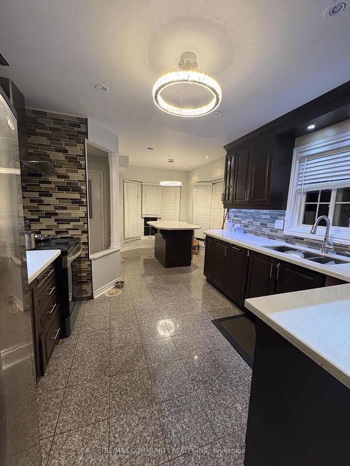 Property Photo:  36 Beaumont Drive Upper  ON L1T 1P8 