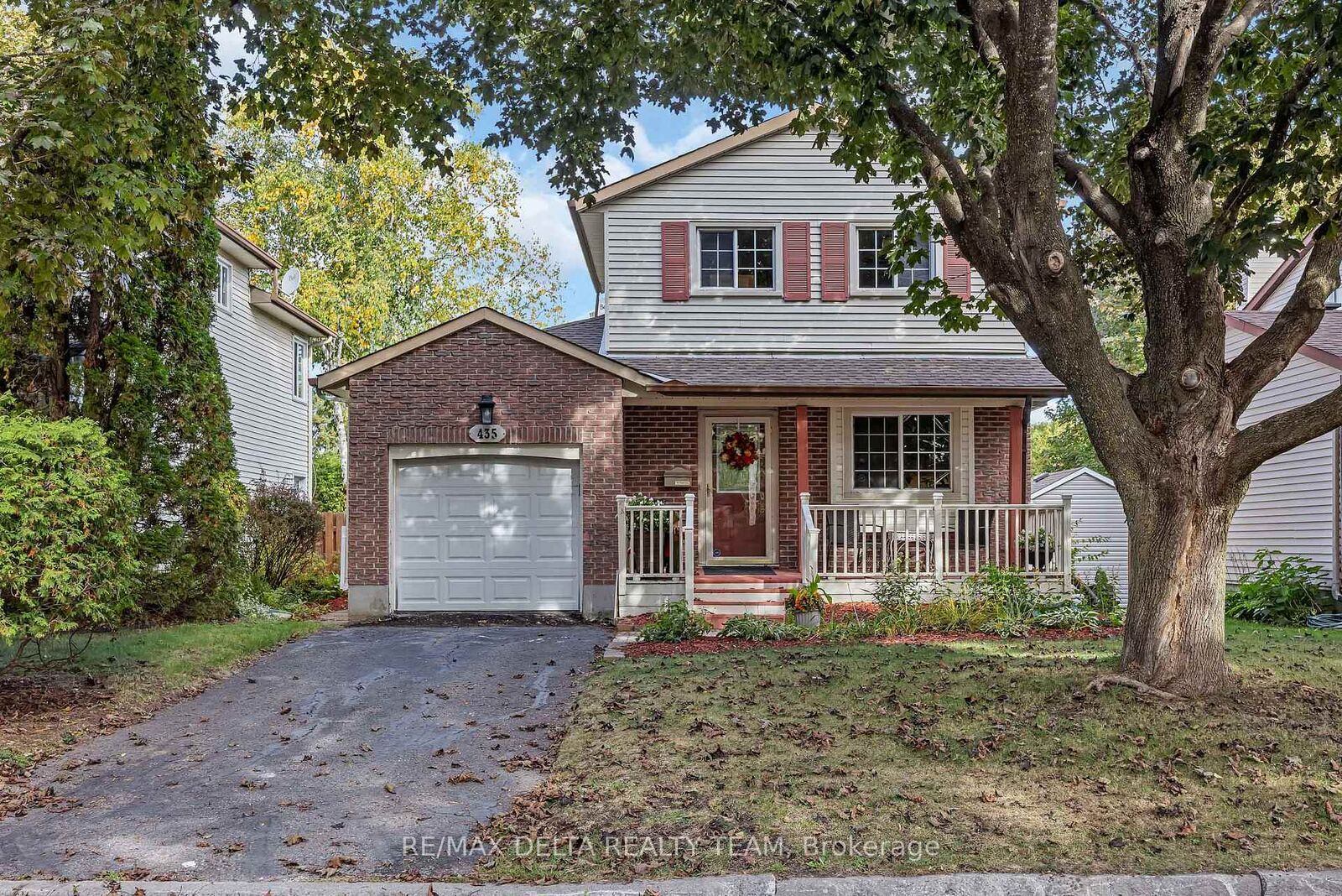 Property Photo: 435 Duvernay Drive ON K1E 2N7