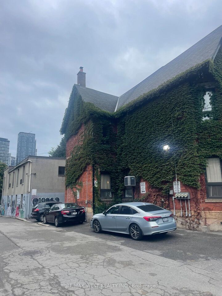 Property Photo:  13 Grange Avenue 202 Rear  ON M5T 1C6 
