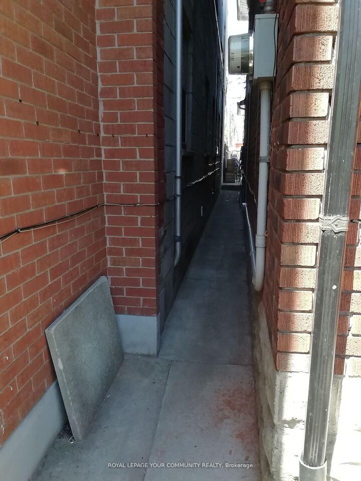 Property Photo:  10 Ulster Street Lower  ON M5S 1E2 