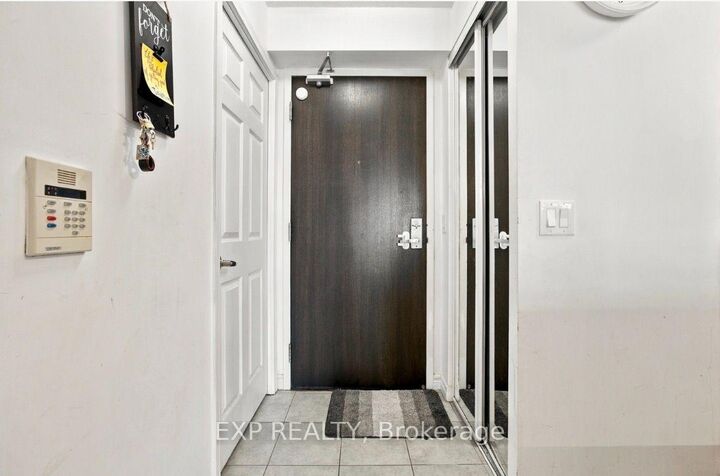 Photo de la propriété: 19 Grand Trunk Crescent 2305 ON M5J 3A3