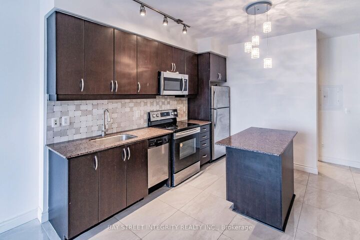 Property Photo:  2885 Bayview Avenue 813  ON M2K 0A3 