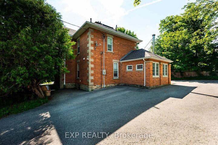 Property Photo:  52 First Street Upper  ON L9W 2E2 