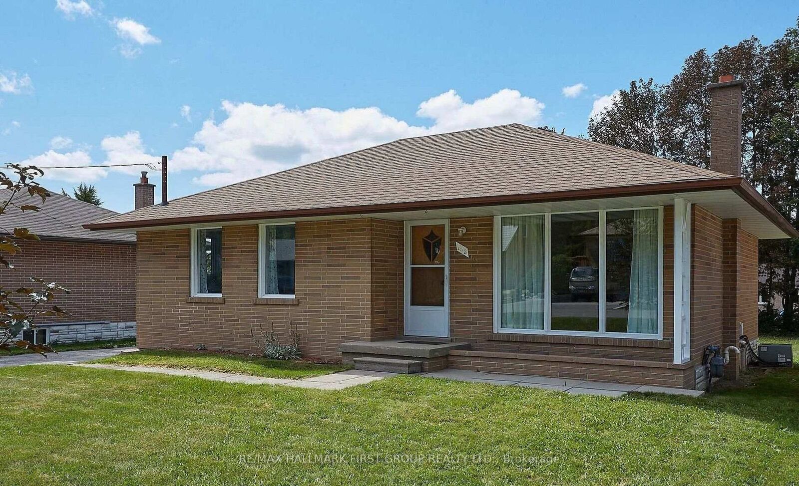 Property Photo:  212 Hallett Avenue  ON L1N 5K8 