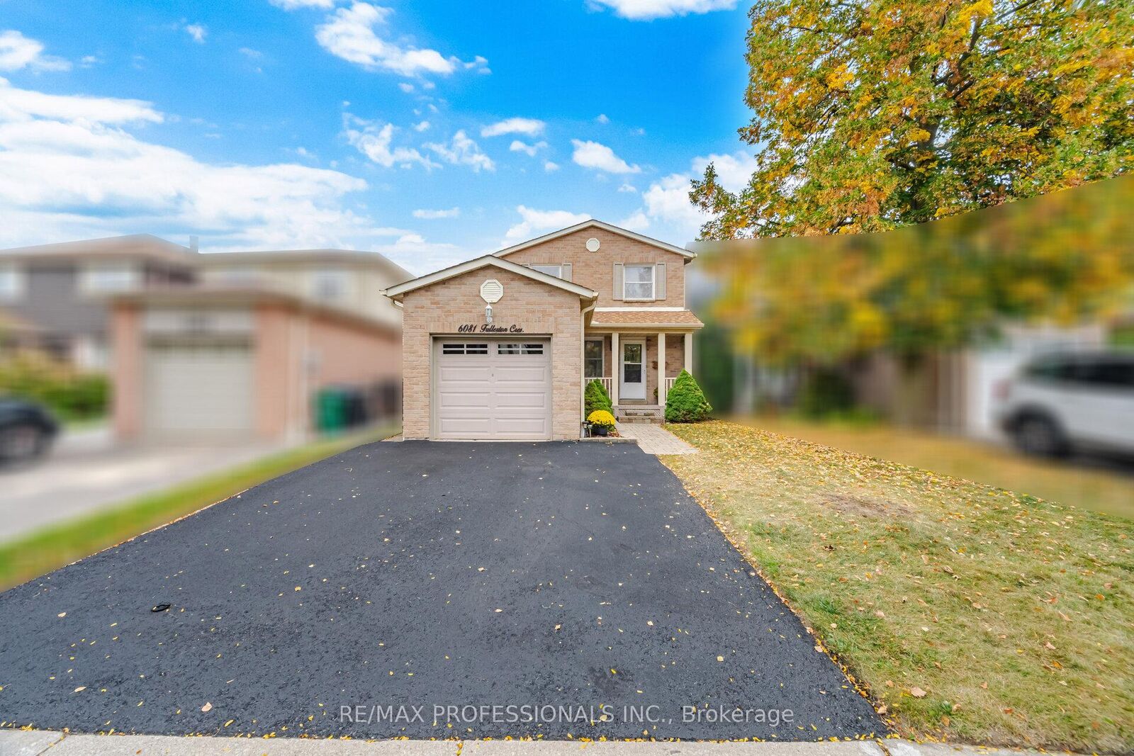 Property Photo: 6081 Fullerton Crescent ON L5N 3A3