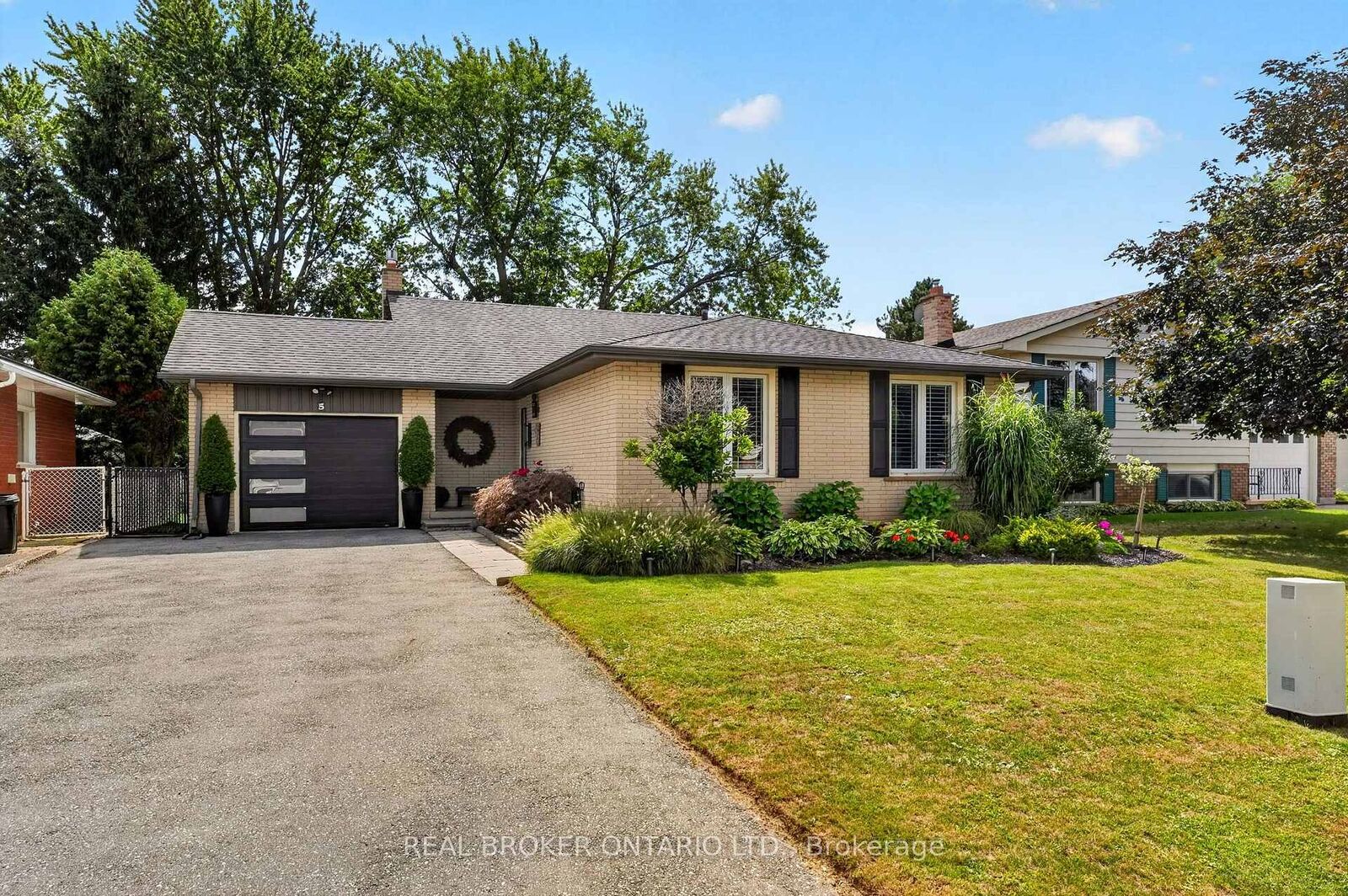 Property Photo:  5 Hidden Court  ON N3R 6P4 