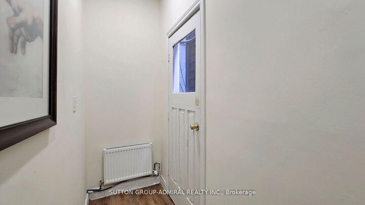 Property Photo:  1930 Queen Street E Upper 1  ON M4L 1H6 