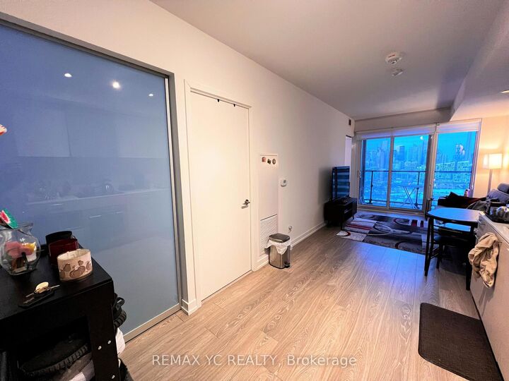 Photo de la propriété: 19 Western Battery Road 2520 ON M6K 3S4
