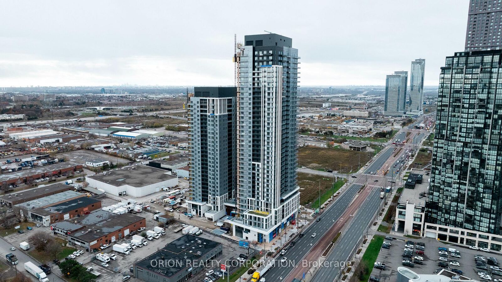 Property Photo:  21 Meadowdale Road 1912  ON L4K 0H6 