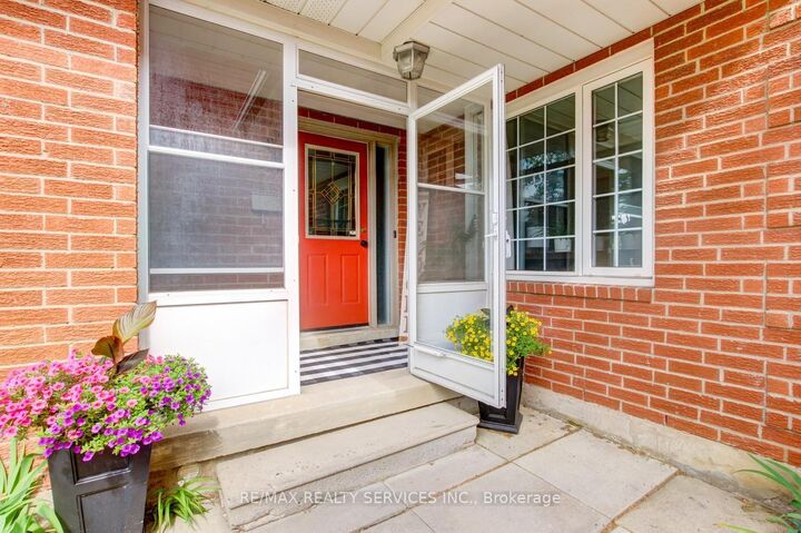 Property Photo:  16 Cavalier Court  ON L6V 3K6 