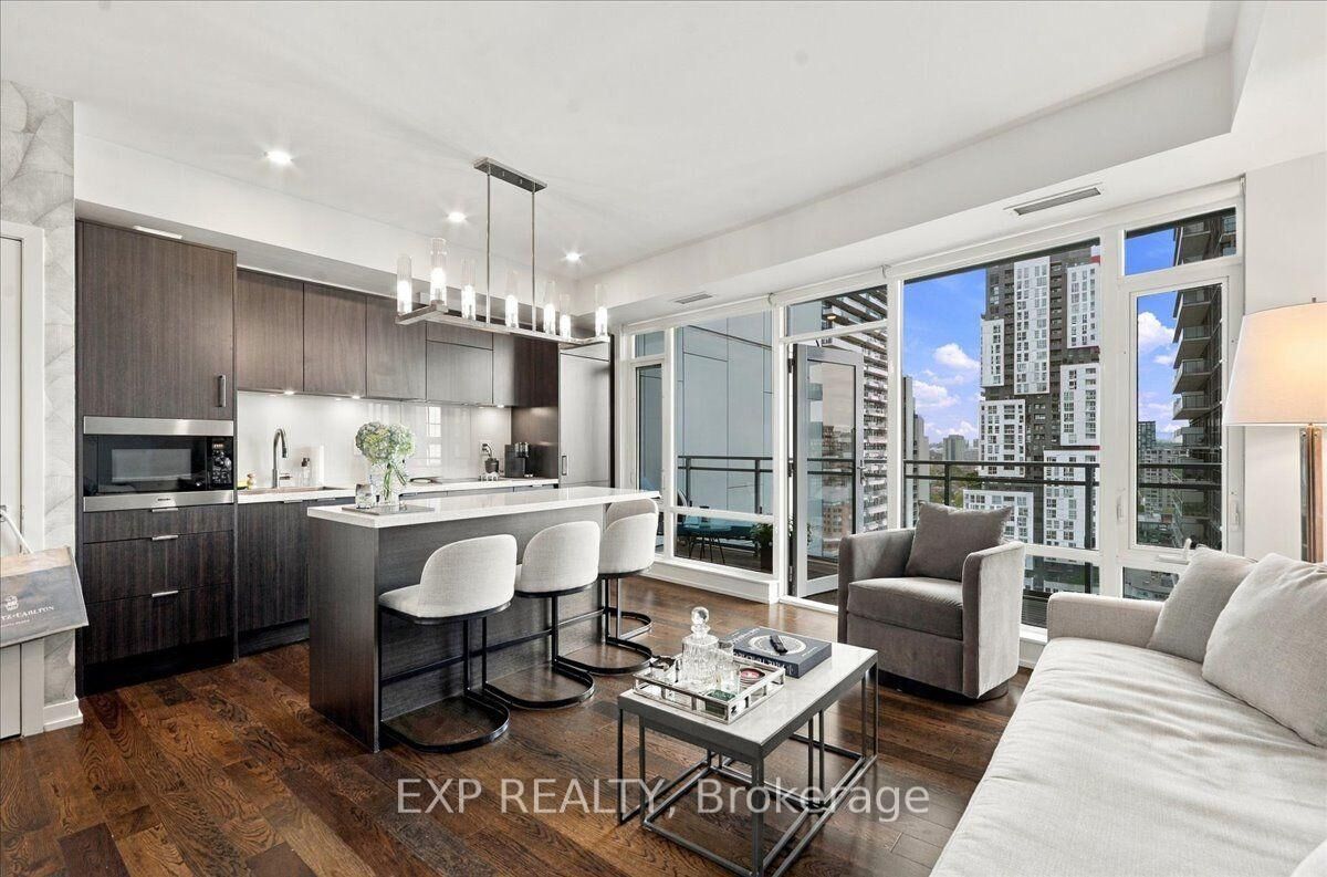 Property Photo:  21 Widmer Street 2206  ON M5V 0B8 
