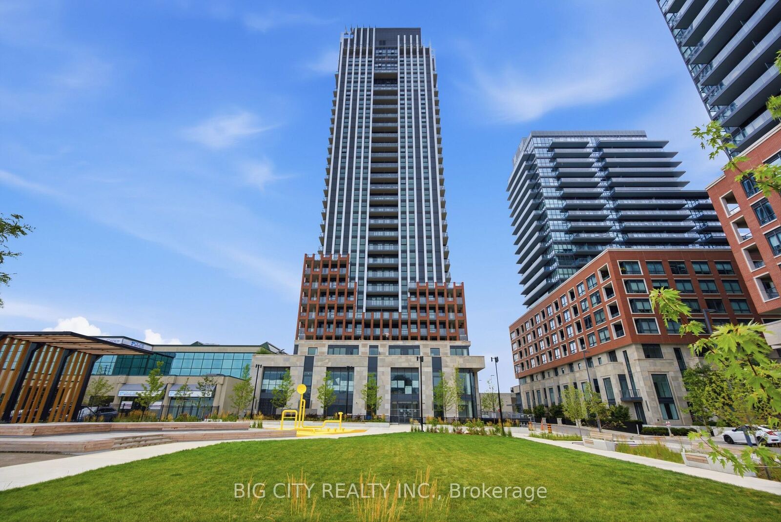 Property Photo: 25 Frederick Todd Way 2205 ON M4G 0C9