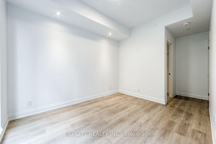 Property Photo:  36 Brentcliffe Road M05  ON M4G 0E1 