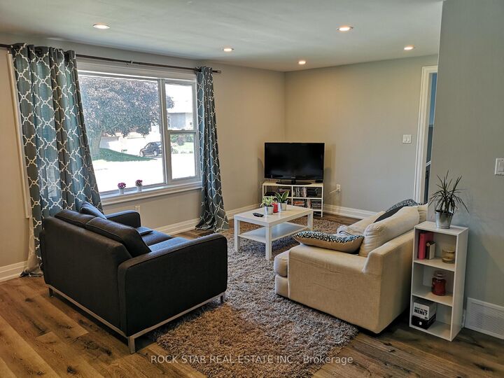 Property Photo:  258 Carson Drive Main  ON L8T 2X7 