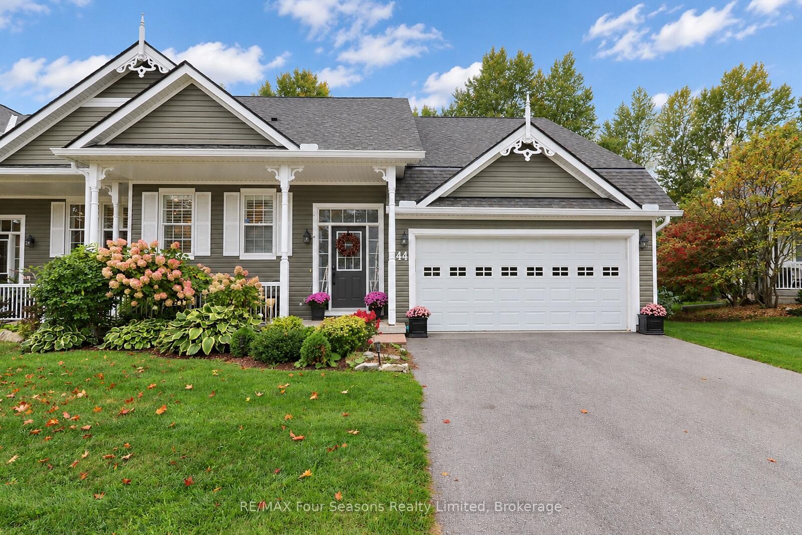Property Photo:  44 Green Briar Drive  ON L9Y 5H9 