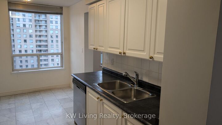 Property Photo:  18 Hillcrest Avenue 2002  ON M2N 6T5 