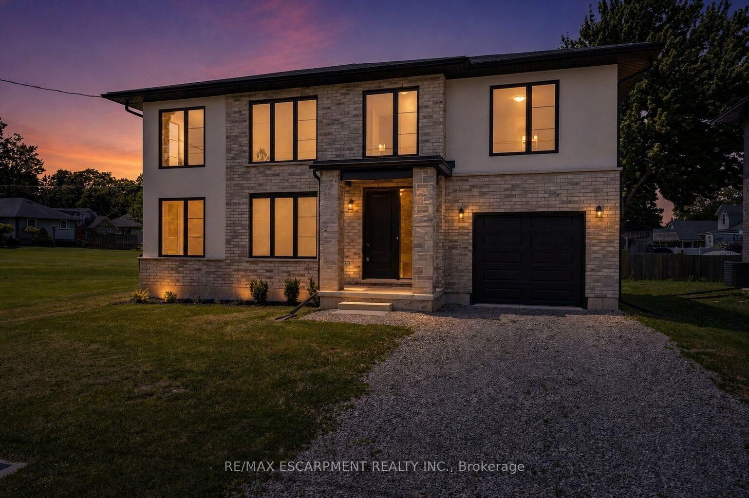 Property Photo:  203 Park Street  ON L0S 1N0 
