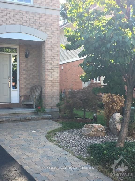 Property Photo:  112 Gatespark Private Private E  ON K2T 1L1 