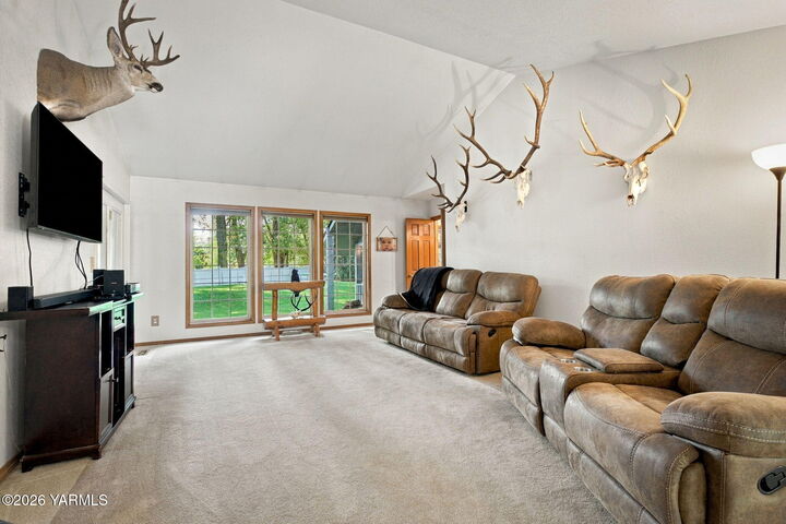 Property Photo: 20 Estate Way WA 98908