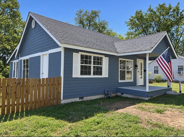 Property Photo:  808 W Hazel Street  AR 72015 
