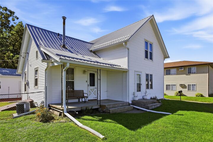 Property Photo:  2923 5th Avenue  IA 52302 