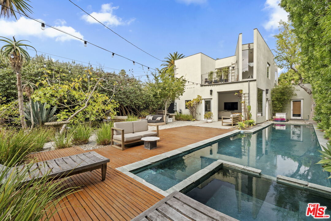 Property Photo:  550 Indiana Ave  CA 90291 