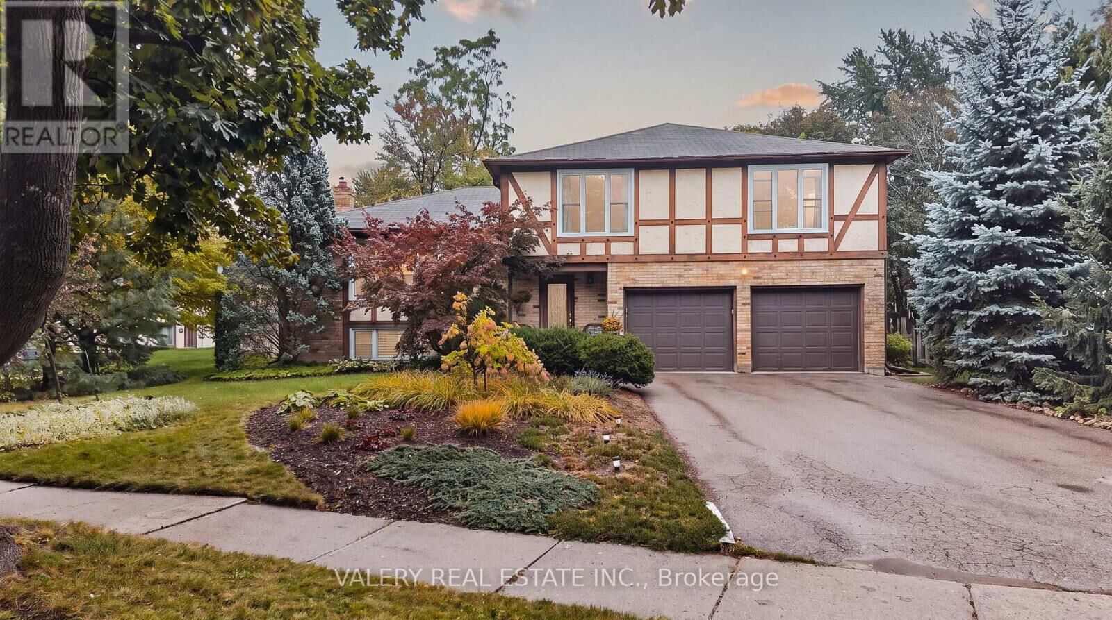 Property Photo:  325 Coleridge Drive  ON N2L 2V5 