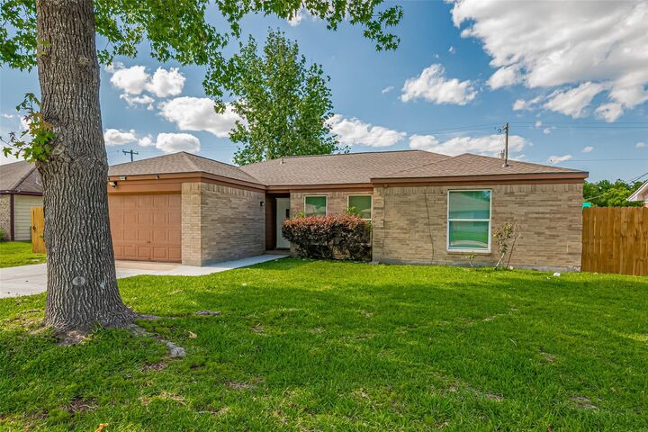 Property Photo: 7926 Jonquil Drive TX 77591