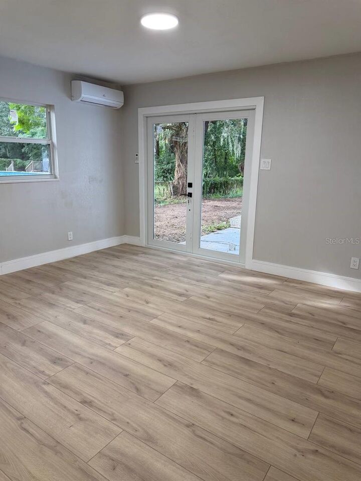 Property Photo:  924 Valmar St  FL 33511 