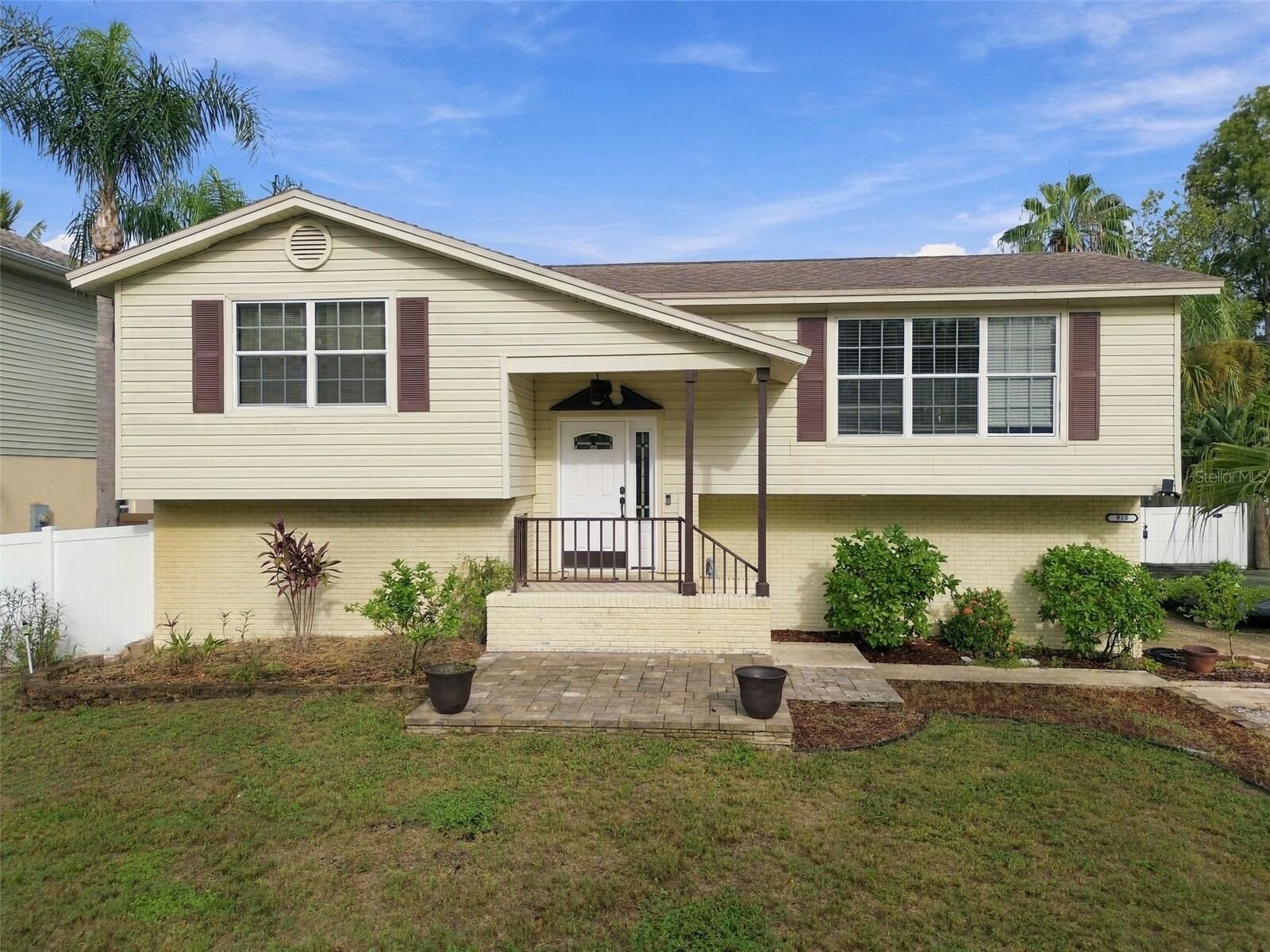 Property Photo:  915 Lynnlea Lane  FL 34689 