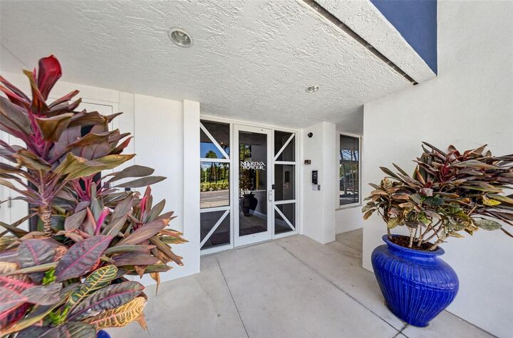 Property Photo:  1233 N Gulfstream Avenue 401  FL 34236 