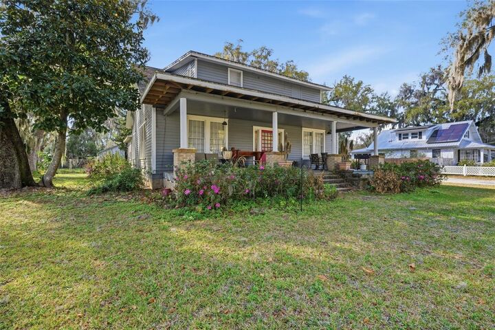 Property Photo: 420 Pine Street FL 32112