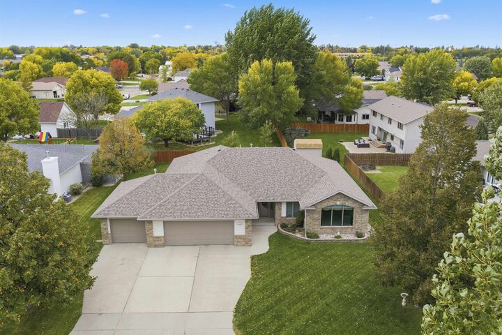Property Photo:  1504 10th St SE  ND 58701 