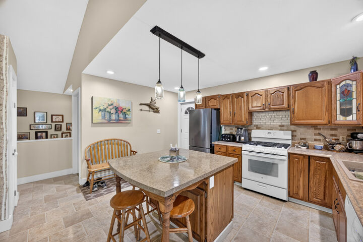 Property Photo:  913 E High Street  MI 48838 