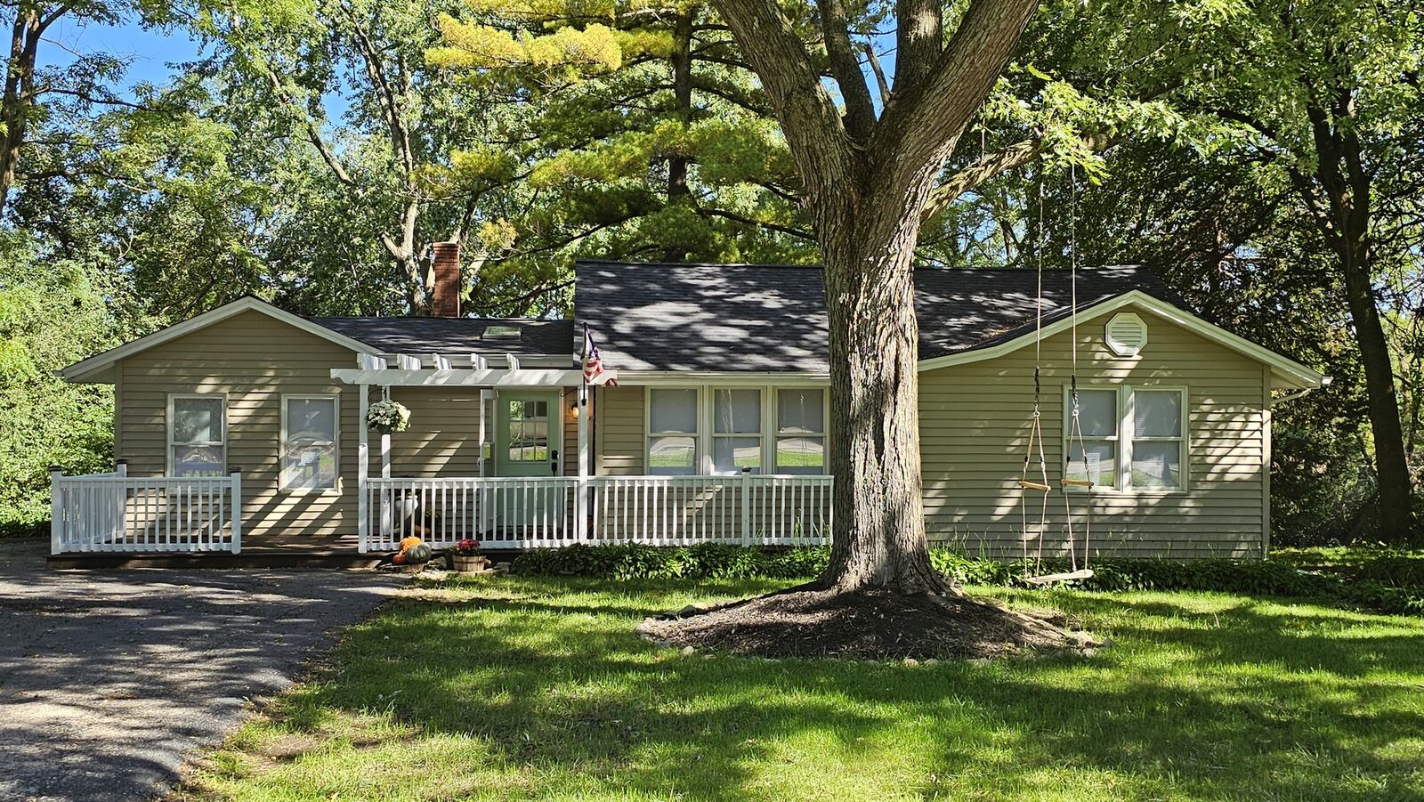 Property Photo: 1105 S Hough Street IL 60010