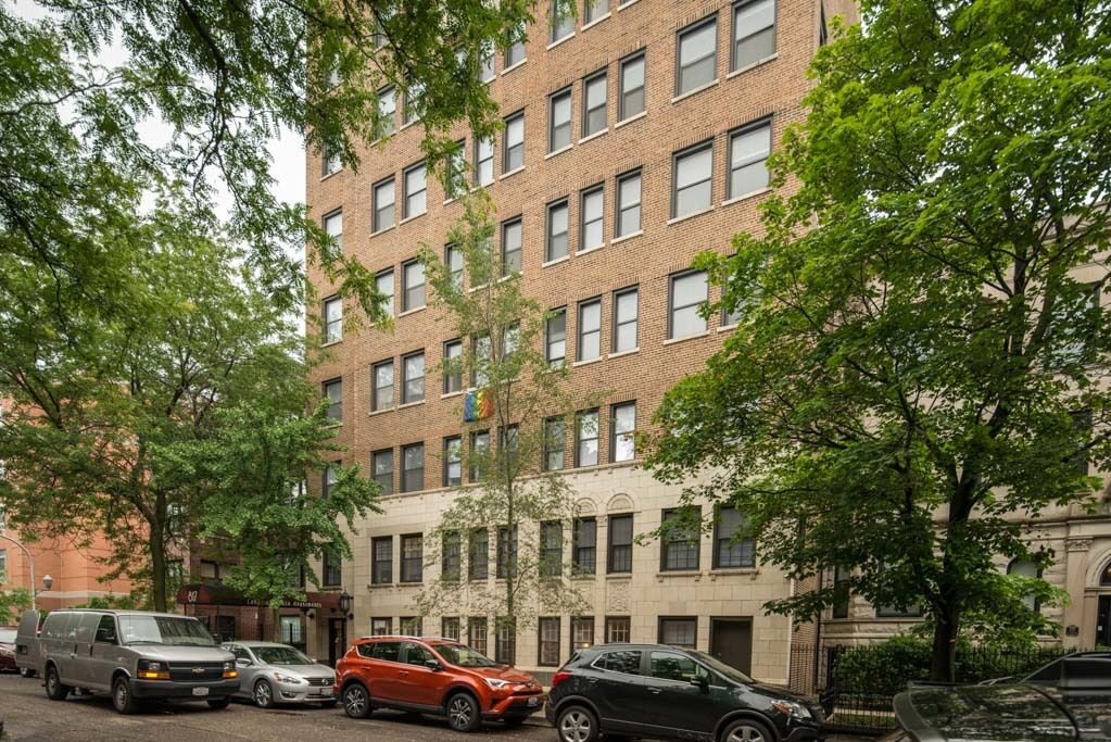 Property Photo:  817 W Lakeside Place 208  IL 60640 