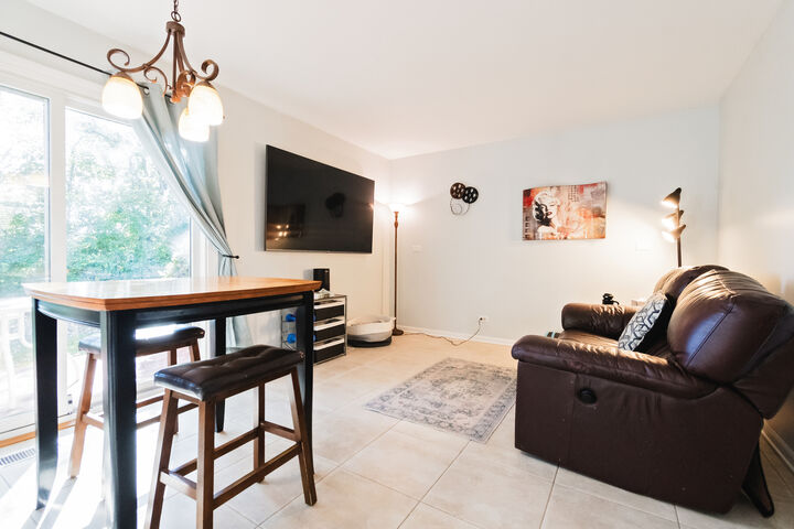 Property Photo: 821 E Saratoga Circle IL 60042